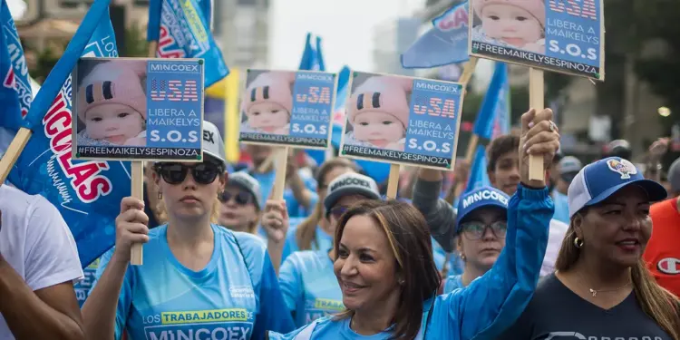 Nicolás Maduro agita la bandera de Maikelys Antonella Espinoza Bernal