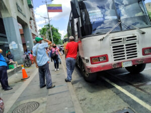 Adultos mayor fue lanzado de una unidad colectiva por pagar medio pasaje