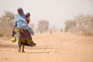 El desarrollo de África se ve doblegado por condiciones climáticas extremas, exacerbando el hambre, la inseguridad alimentaria y los desplazamientos humanos, alerta la Organización Meteorológica Mundial (OMM).