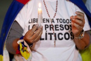 Políticos presos sufren aislamiento prolongado, denuncian sus familiares
