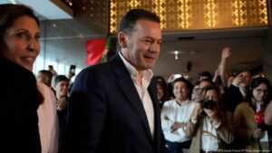 Ajustada victoria de la derecha oficialista en Portugal – DW – 19/05/2025