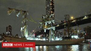 Al menos 22 heridos al colisionar un buque escuela mexicano con el puente de Brooklyn en Nueva York