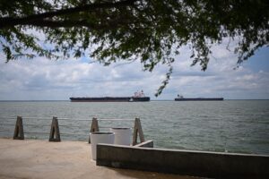 Al menos 7 tanqueros hacen fila en Lago de Maracaibo para cargar petróleo
