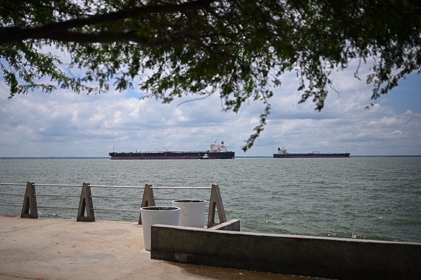 Al menos 7 tanqueros hacen fila en Lago de Maracaibo para cargar petróleo