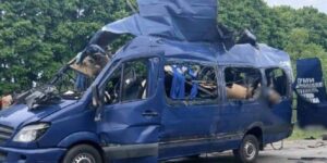 Al menos nueve muertos en el ataque de un dron ruso a un minibús de civiles en el norte de Ucrania