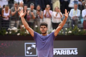 Alcaraz mantiene a raya a Sinner y conquista Roma