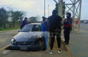 Anzoátegui: Un vehículo se estrelló contra una barrera de contención vial en el Peaje de Mesones