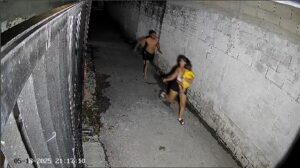 Apresado hombre captado en video agrediendo a una mujer con un niño en brazos