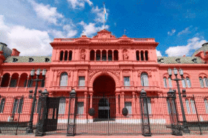Argentina anuncia restricciones a la residencia y elimina salud gratuita para extranjeros