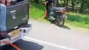 Autoridades investigan vehículo que habría arrastrado a una vaca, tras accidente en vía de Palmira