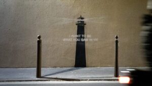 Banksy reaparece en escena con un enigmático faro y una frase que llama la atención