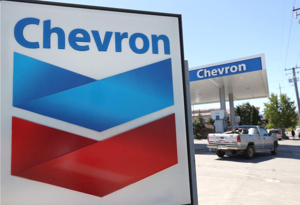 Bloomberg asegura que EEUU extenderá licencia a Chevron por dos meses mientras negocia con Maduro