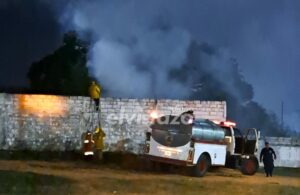 Bomberos de Anzoátegui apagaron incendio de desechos sólidos en el patio del liceo Rojas Paúl