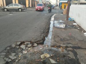 Bote de agua potable afecta la calle Venezuela