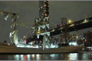 Buque escuela mexicano chocó contra el puente de Brooklyn.