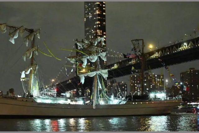 Buque escuela mexicano chocó contra el puente de Brooklyn.