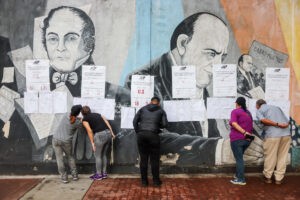 CNE asegura que hubo 42,63 % de participación: Psuv gana 23 gobernaciones y Capriles llega a la AN