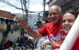 Cabello: “La oposición hace política de redes y pantallas”