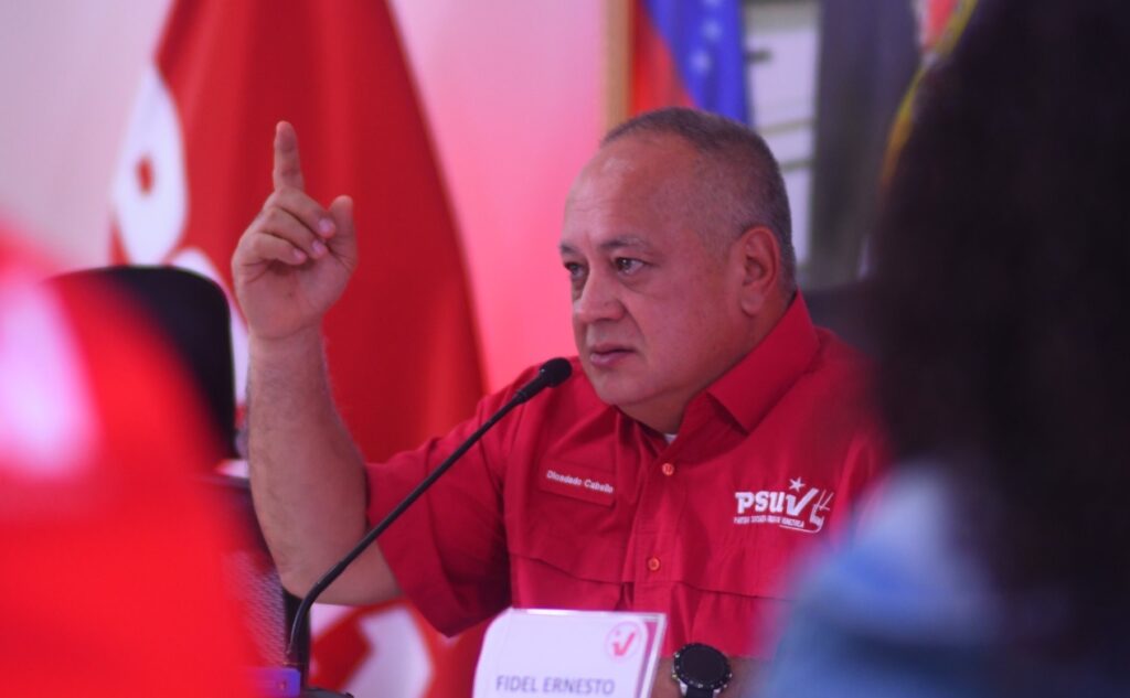Cabello asegura que hay una persona detenida por permitir salida de Claudia Macero de embajada de Argentina