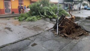 Cali volvió a quedar colapsada por fuertes lluvias: en el oeste, vendaval quebró vidrio de una ventana