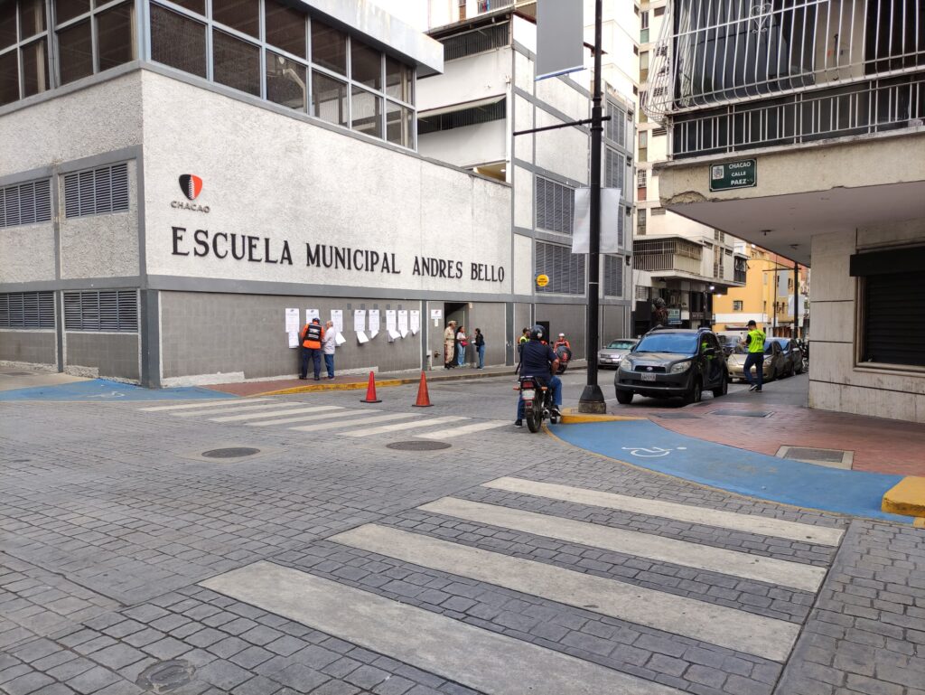 Calles y centros de votación del este de Caracas lucieron vacíos