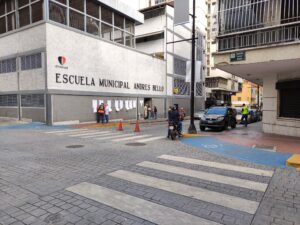 Calles y centros de votación del este de Caracas lucieron vacíos