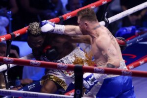 'Canelo' Álvarez no encuentra rival en el cubano William Scull y unifica los títulos de los pesos supermedios