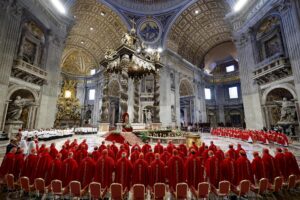Cardenal decano pide "el papa que la humanidad necesita en este momento tan difícil"