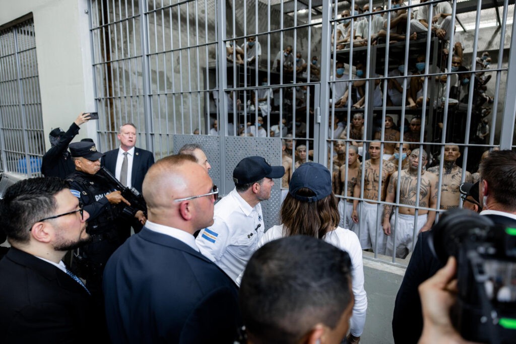 Casa Blanca pide a la Corte Suprema de EEUU que le permita expulsar a más de 200 migrantes venezolanos