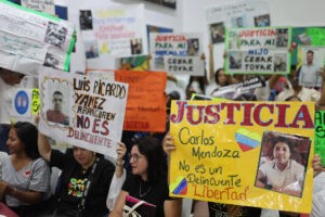 Chavismo prepara vuelos de repatriación desde Bolivia para migrantes en Perú, Chile y Argentina