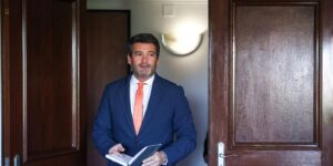 Chega sorpasa a los socialistas con el voto exterior y liderará la oposición en Portugal