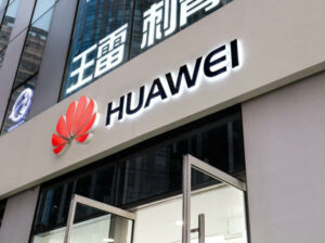 China rechaza restricciones de EEUU a exportaciones de chips de Huawei