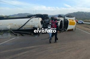 Cisterna con residuos de hidrocarburos se volcó en la Troncal 16 de Anzoátegui antes de la alcabala de Barbacoas