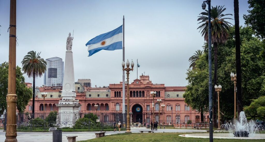 Colombianos deberán pagar salud y educación en Argentina, según Milei