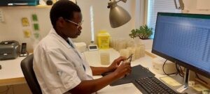 La resistencia a los antimicrobianos está generando que haya más personas enfermas y mueran más por infecciones que antes se podían tratar, ya que los medicamentos ya no funcionan como debieran. Una explicación detallada de una creciente amenaza para la salud.