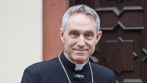Con críticas a Francisco, el exsecretario de Benedicto XVI dijo que terminó la era de la arbitrariedad en el Vaticano