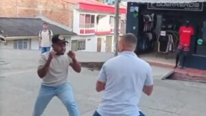 Concejal y funcionario de la alcaldía de El Patía, Cauca, se trenzaron a golpes en plena calle