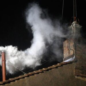 Cónclave: cómo se hace el humo blanco o negro en el Vaticano que revela la elección de un nuevo papa