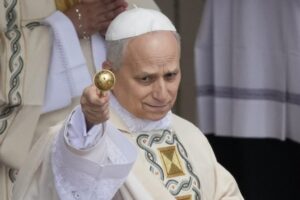 Conoce el significado del anillo del pescador y el palio que recibió el papa León