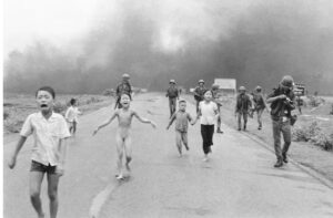 Controversia por la FOTO más famosa de la guerra de Vietnam ¿Quién fue el verdadero autor?