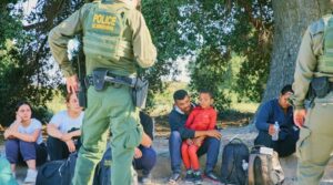 Corte Suprema 'pone freno' a Trump en expulsión de venezolanos