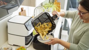 Cosori lanza una freidora dual de 10,8 litros que ocupa muy poco espacio y permite preparar tres platos a la vez