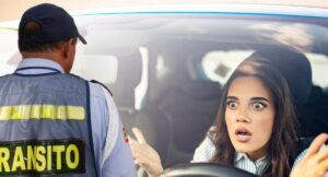 Costosa multa de $1.207.672 por llevar por luces fundidas en carros y motos