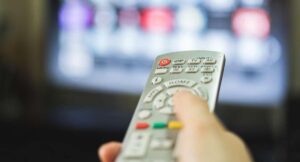 Cuánto vale un anuncio de 30 segundos en radio o en televisión en Colombia 2025