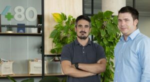 Cuatroochenta triplica beneficio e incrementa ingresos un 26% con su acción en máximos desde 2022