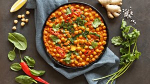 Curry con garbanzos y espinacas, una receta divertida, sencilla y barata