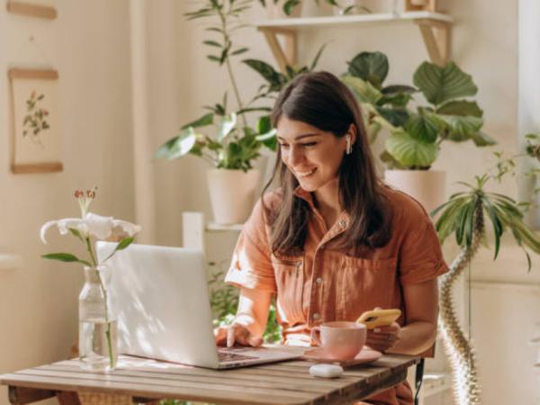 Curso gratis para mujeres en Colombia: aprende habilidades digitales y consigue trabajo remoto | Empleo | Economía