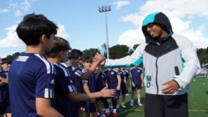 David Villa y Myke Towers, un dúo para ayudar a comunidades vulnerables con fútbol y música