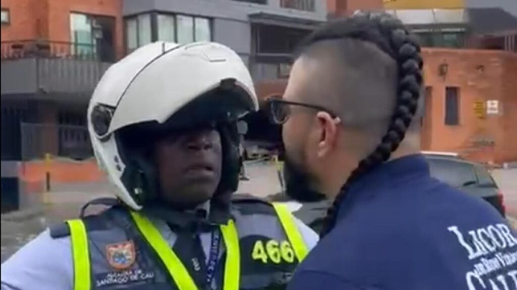 Denuncian agresión verbal e insultos racistas contra un agente de tránsito que hacía control de movilidad en Cali