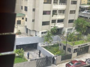 Denunciaron allanamiento ilegal a residencia de Humberto Villalobos, uno de los rescatados de la embajada argentina
